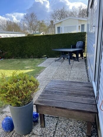 Grundstück mit Gartenmöbel