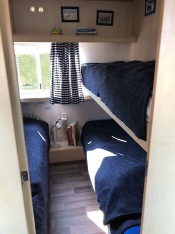 Kinderzimmer mit einem Einzel - und einem Doppelbett 