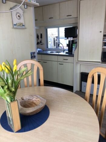 Runder Esstisch mit 4 Stühlen 