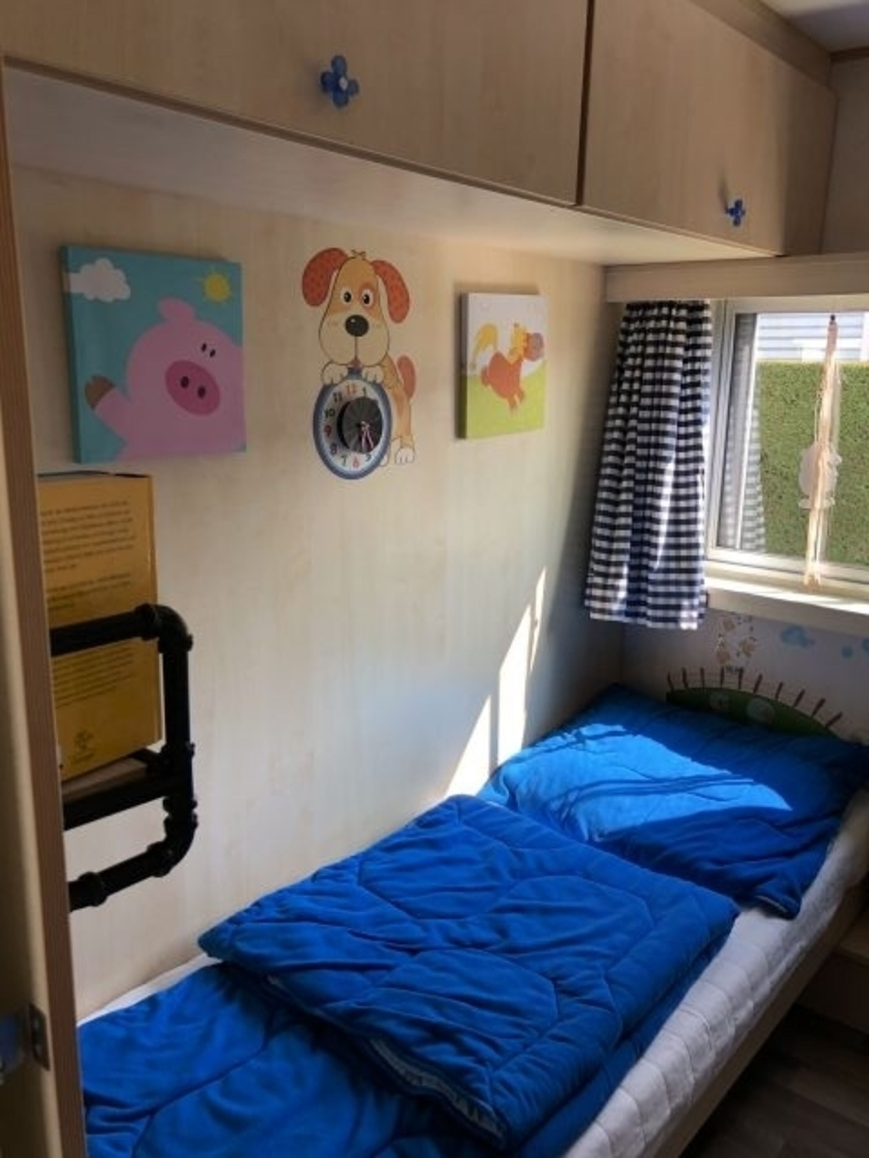 Kinderzimmer mit Einzelbett 