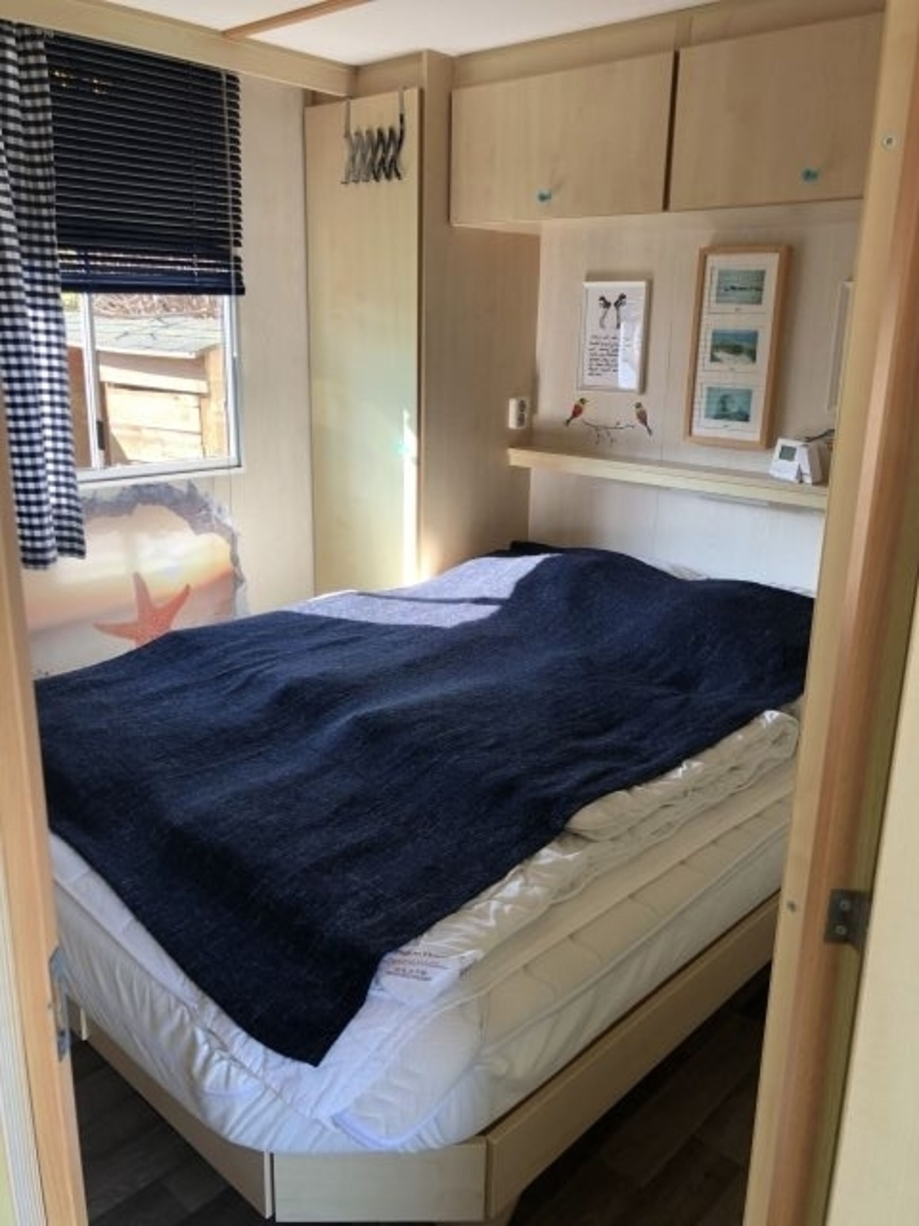 Schlafzimmer mit Doppelbett und Schränke