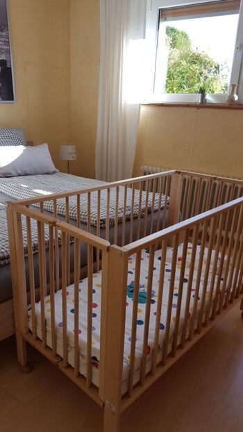 Babybett im Schlafzimmer bei Bedarf