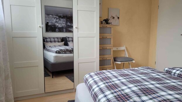 Schlafzimmer mit großem Schrank