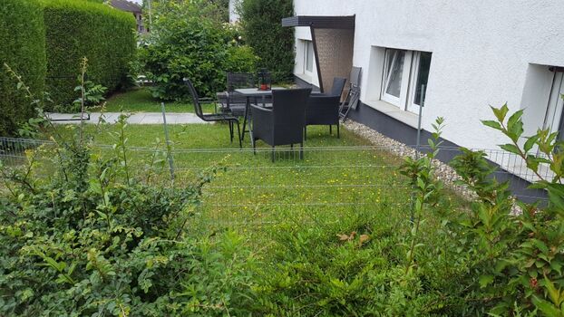 Garten mit Tisch und Stühlen (80cm eingezäunt)