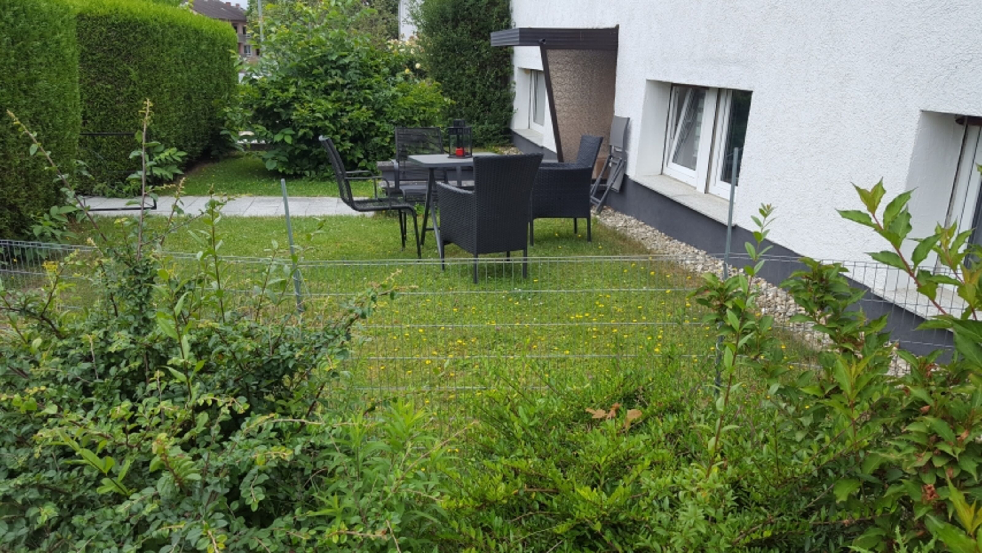 Garten mit Tisch und Stühlen (80cm eingezäunt)