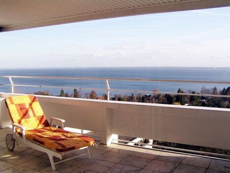 Gut ausgestattete Penthouse-Terrasse mit Meerblick, Sonnenliege und Loungemöbeln