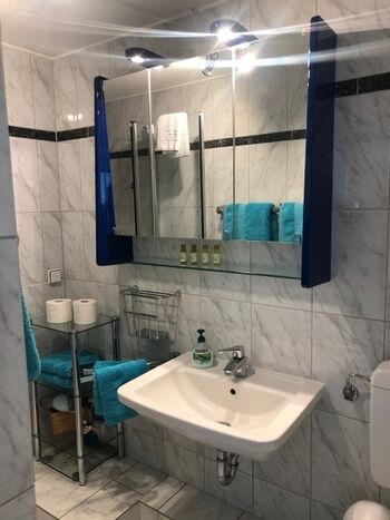 ...Handtuchheizung, Fußsprudelbad und Fön