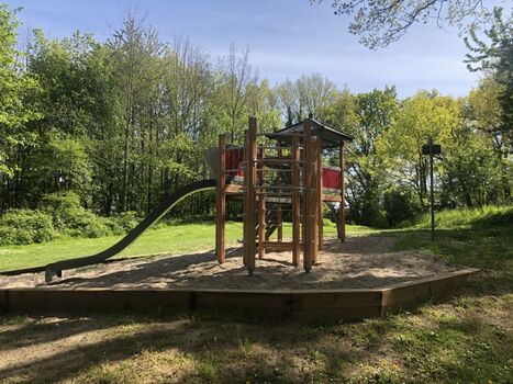 Hauseigener Kinderspielplatz mit diversen Spielgeräten
