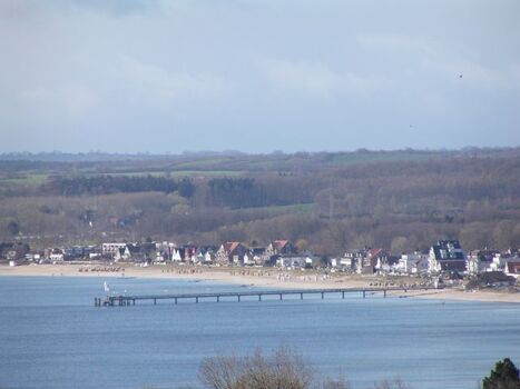 Beobachten Sie die Umgebung von Ihrer Wohnung aus (Spektiv/Fernrohr vorhanden).