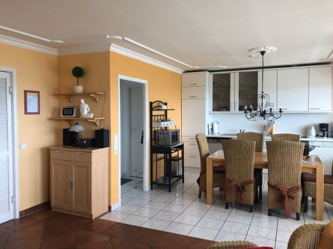 Hochwertige und komplett ausgestattete Küche (Geschirrspüler, Waschmaschine, etc.)