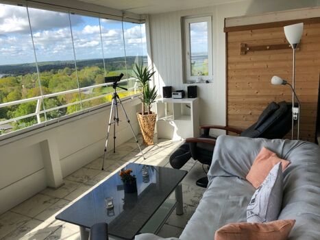 Hochw. ausgestatteter Wintergarten mit u. a. Kaminofen und Shiatsu-Massagesessel