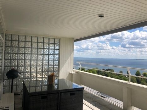 Der Balkon mit Grill und Blick auf die Küste der Lübecker Bucht 