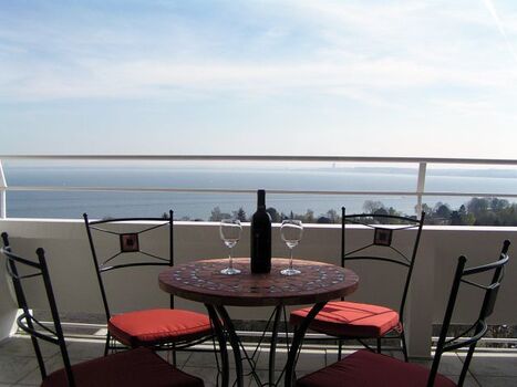 Gemütliche Sitzgruppe auf unserer großen und sonnigen Süd-Terrasse