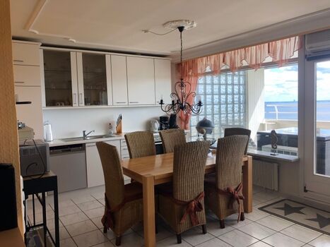 Großzügiger Essbereich für bis zu 6 Personen - natürlich ebenfalls mit Meerblick