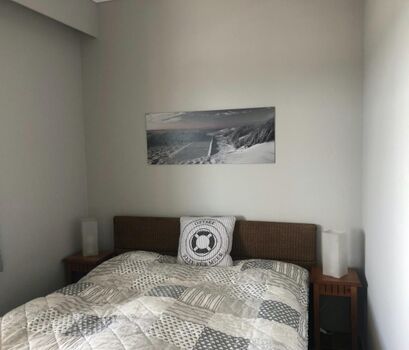 Maritimes Schlafzimmer mit TV, DVD und Fenster