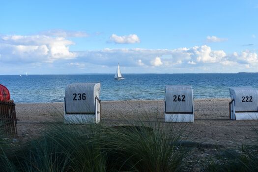 Sandstrand und Meer soweit das Auge reicht (Strandkorb für Sie inklusive). Der Sierksdorfer Hauptstrand mit Strandpromenade