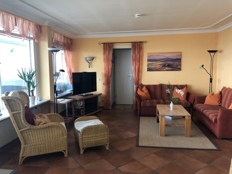 Zusätzliche Leseecke im Wohnzimmer, großer HD-LED-TV, Relaxsessel, etc.