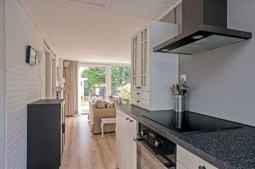 Küche mit Blick zum Wohnbereich