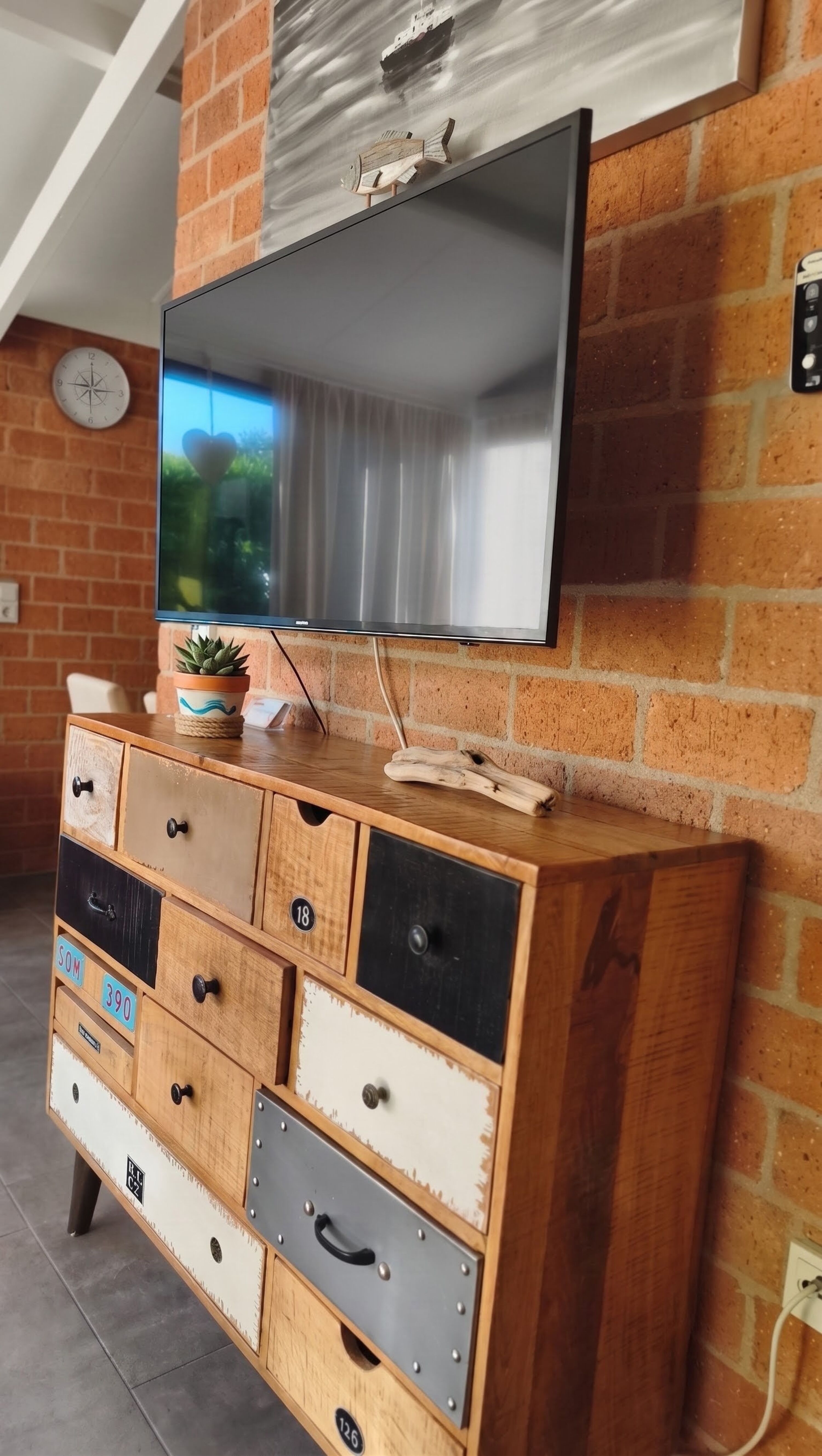 Flat-Screen HD TV mit deutschen Sendern