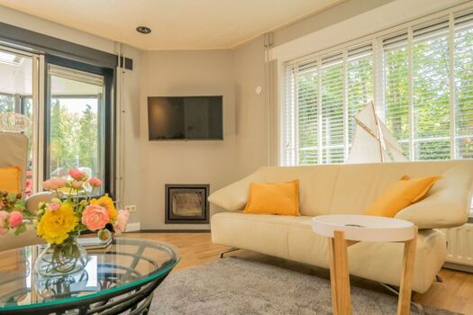 Sitzecke mit Kamin und SMART TV