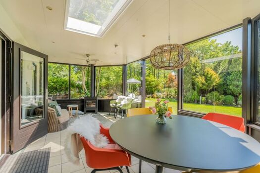 Der schöne Wintergarten mit Ess- und Sitzecke