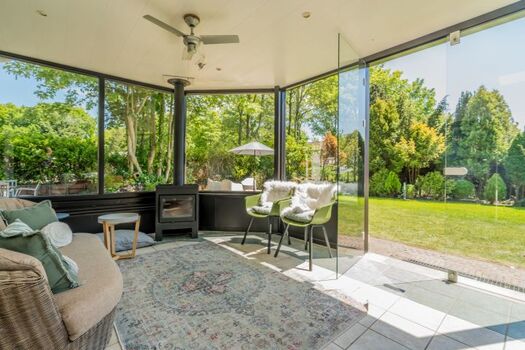 Die Sitzecke mit Kaminofen