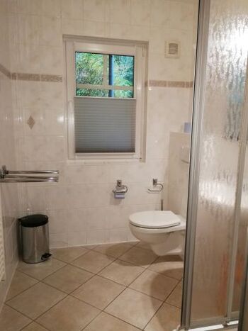 Badezimmer mit Dusche/WC