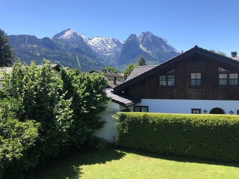 Garten und Bergblick