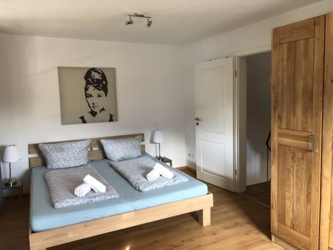 1. Schlafzimmer im 1. Obergeschoß mit Balkon