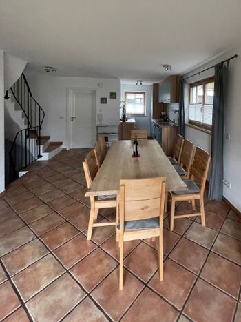 Wohnbereich mit Esstisch und Küche