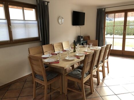 Essbereich mit Blick auf die Terrasse