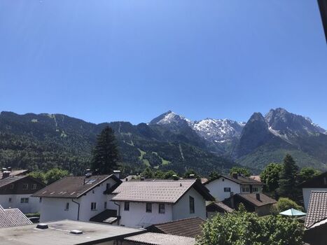 Blick vom Balkon im Dachgeschoß aufs Wettersteingebirge