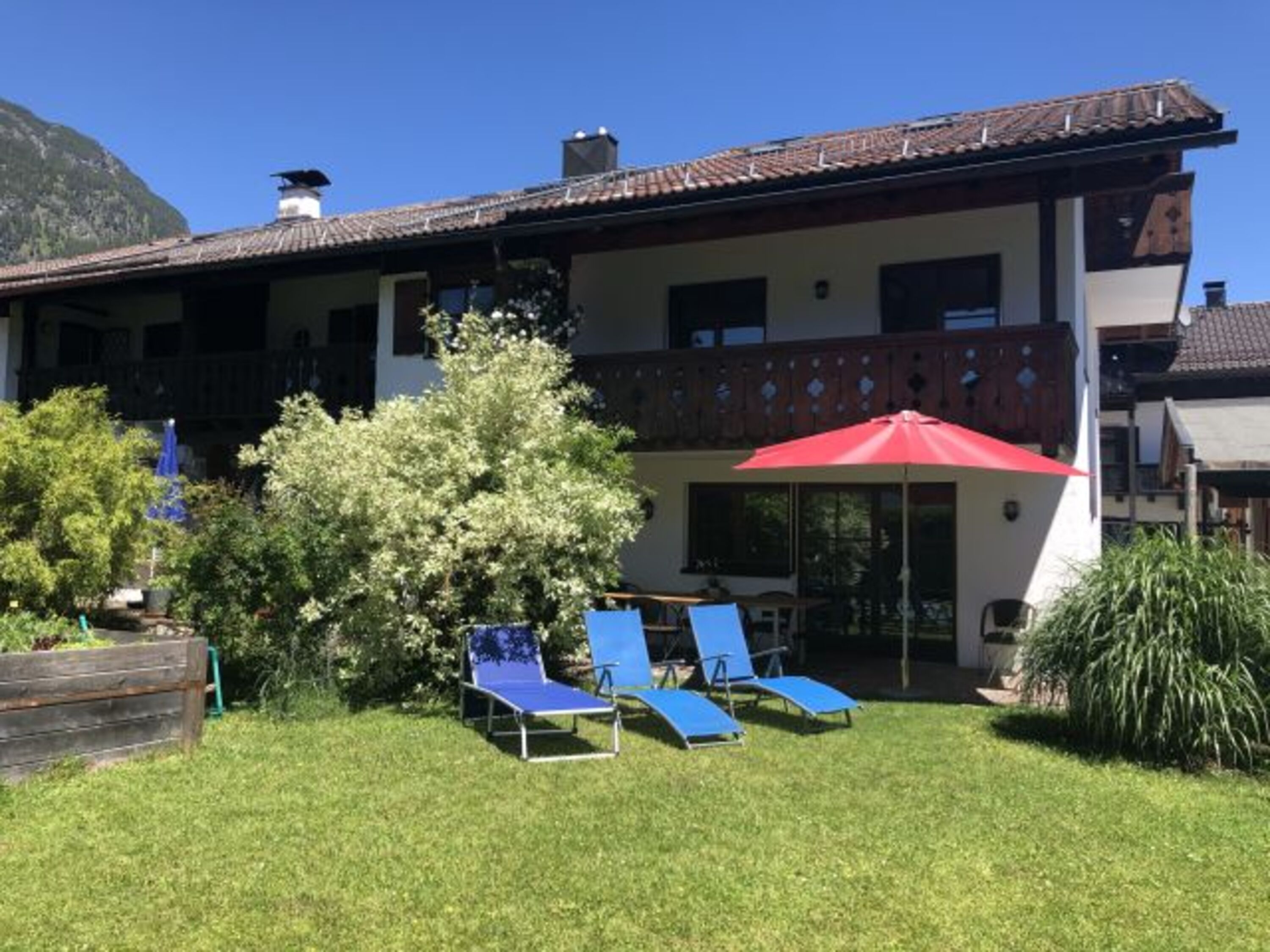 Aussenansicht mit Terrasse und Garten