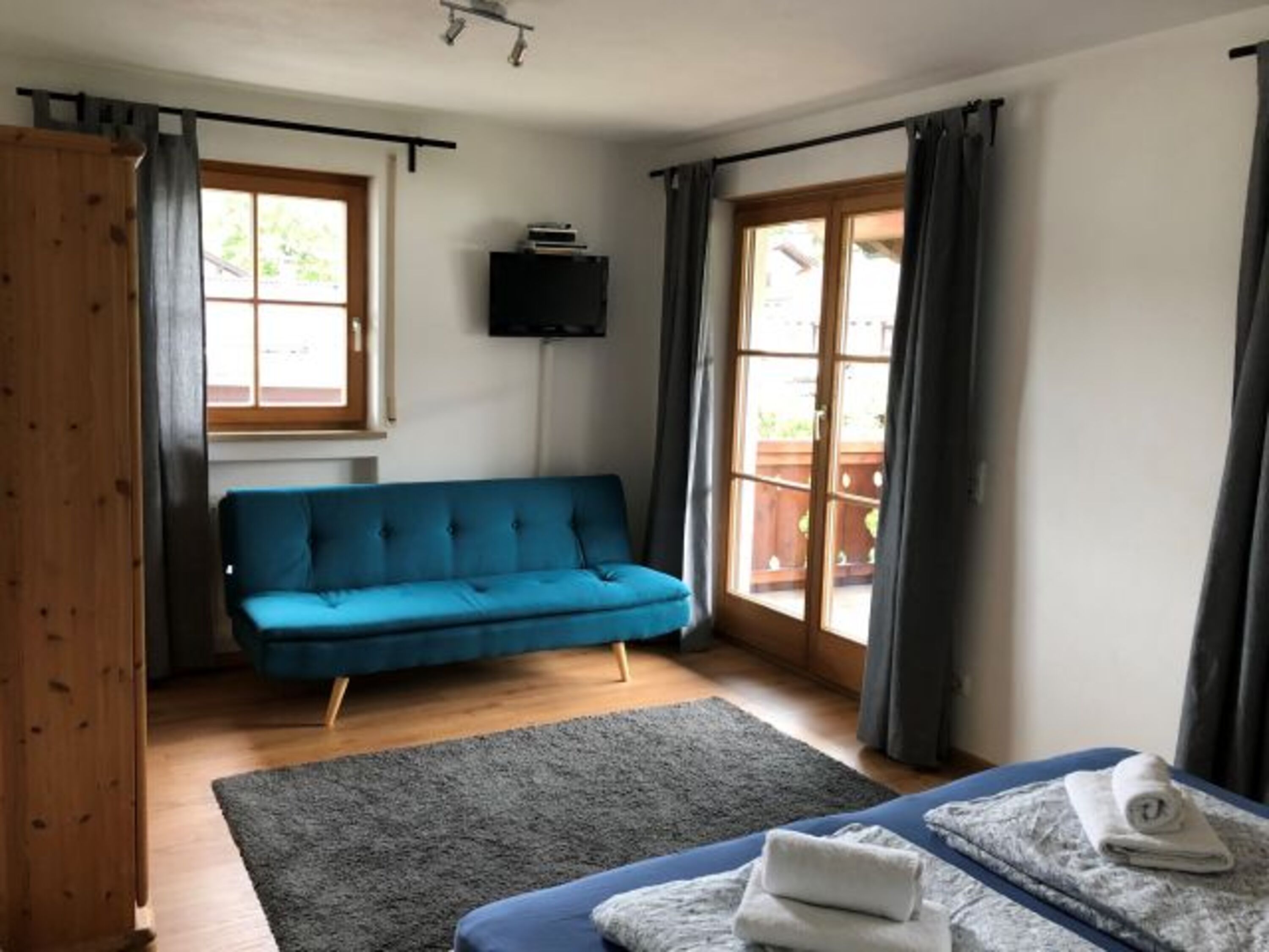 1. Schlafzimmer mit Balkon im 1. Obergeschoß