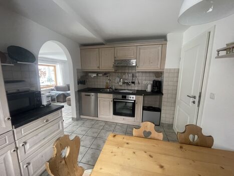 Küche mit Blick ins Wohnzimmer