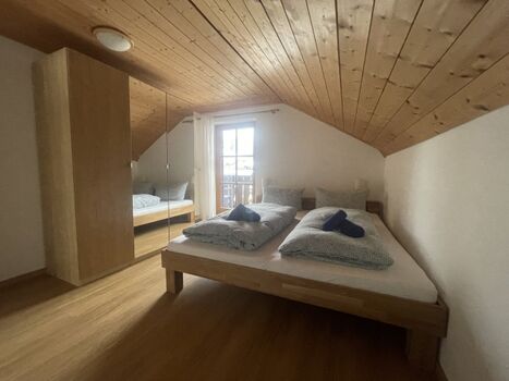 Schlafzimmer 2 im 1. Obergeschoß mit Balkon