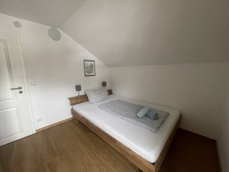 Schlafzimmer 4 im 1. Obergeschoß mit Balkon