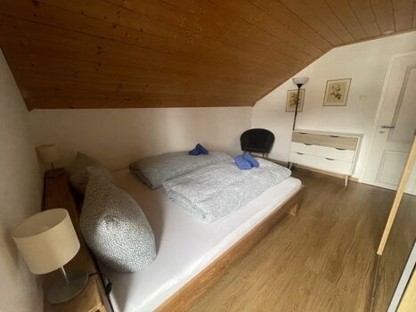 Schlafzimmer 2 im 1. Obergeschoß mit Balkon