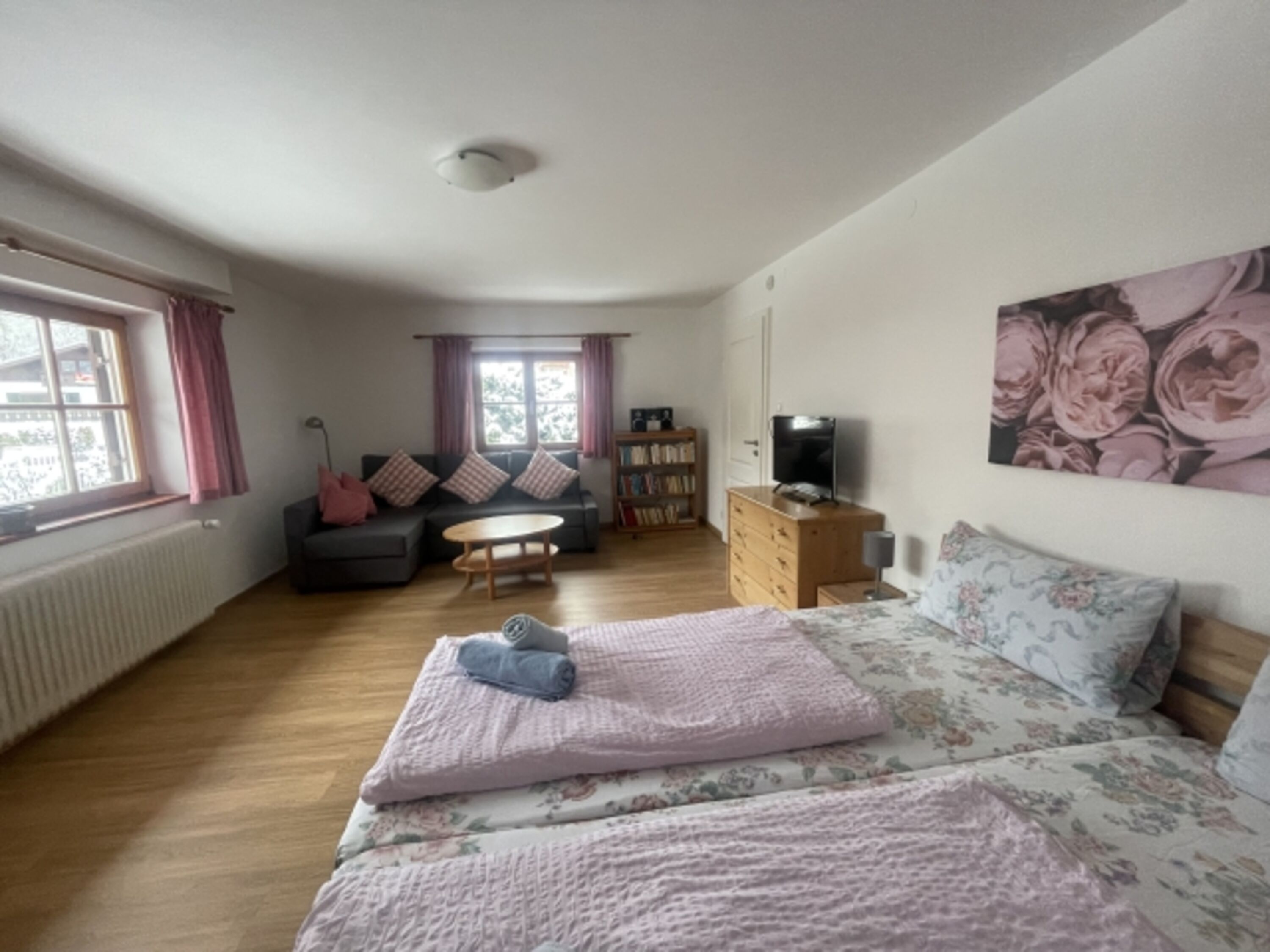 Schlafzimmer 1 mit Schlafsofa im Erdgeschoß