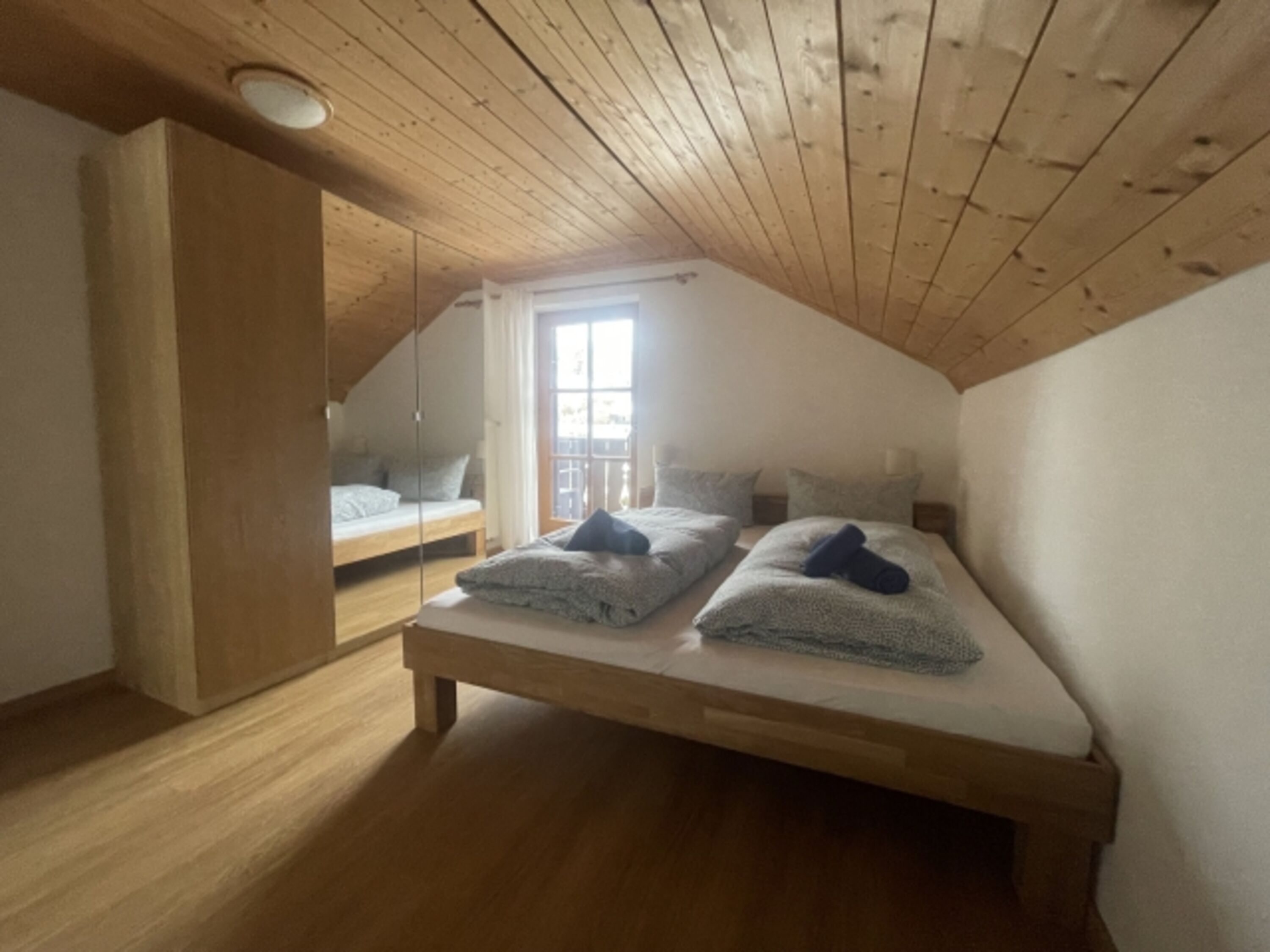 Schlafzimmer 2 im 1. Obergeschoß mit Balkon