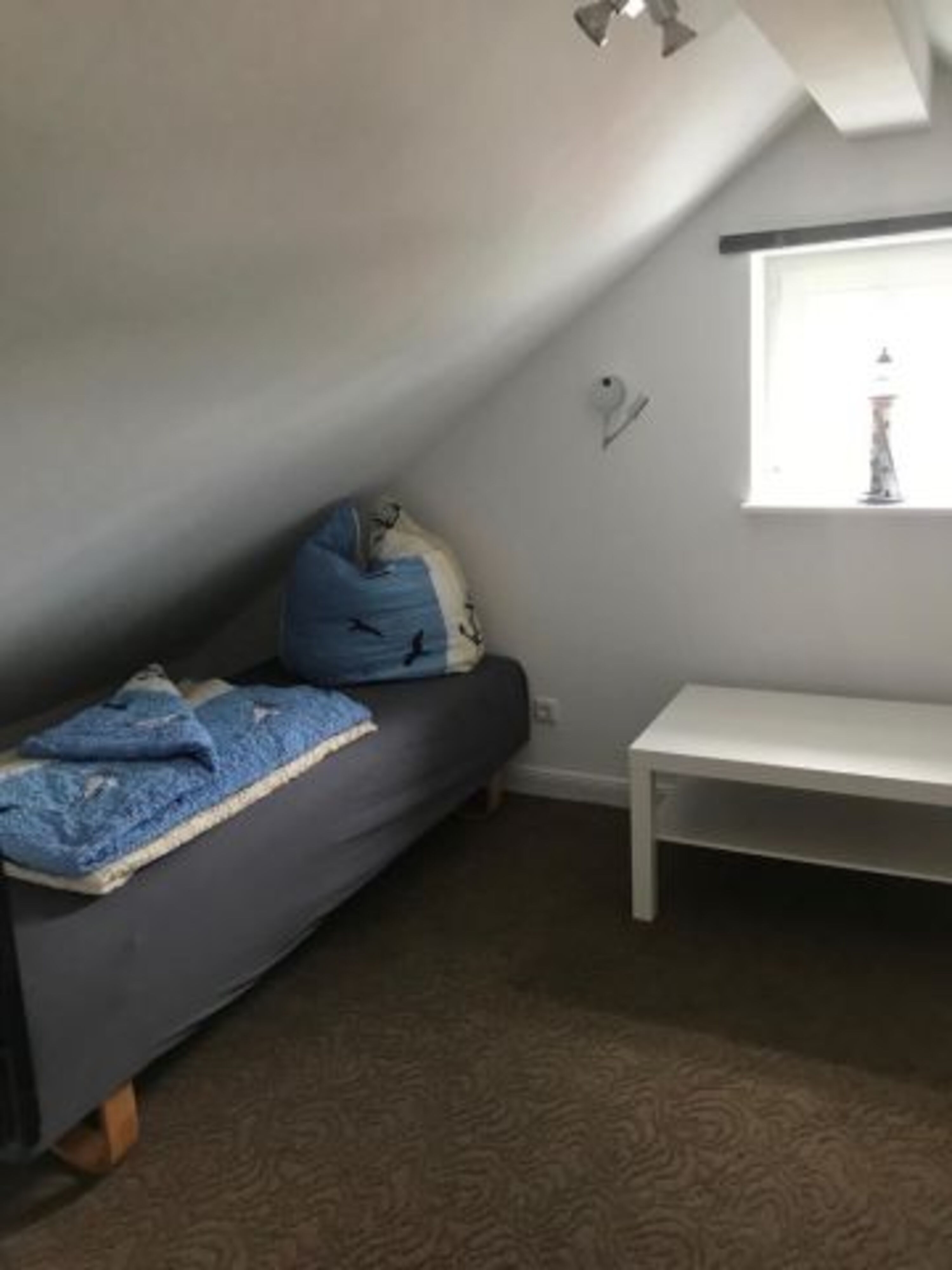 Schlafboden mit 2 Einzelbetten und TV