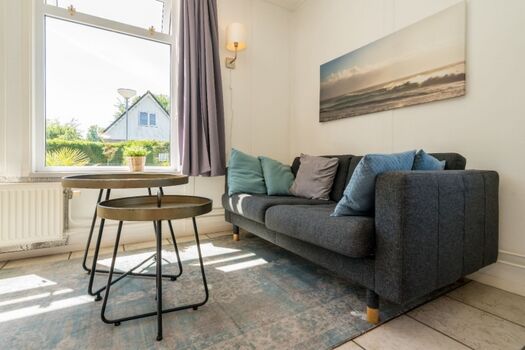 Das helle, gemütlich eingerichtete Wohnzimmer