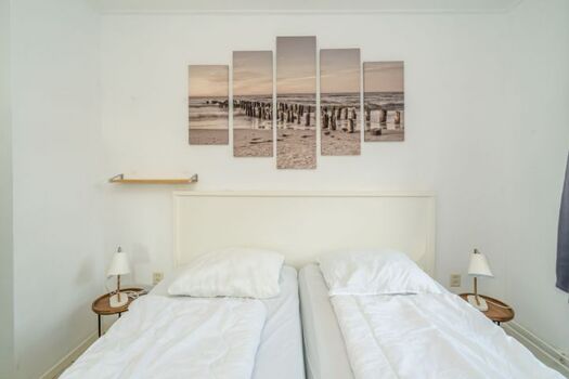 Schlafzimmer 1 mit 2 Einzelboxspringbetten