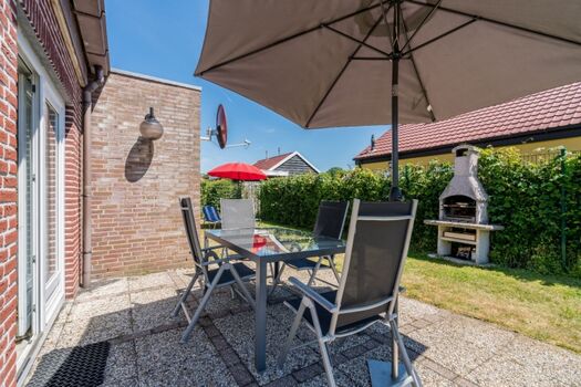 Terrasse mit Gartenmöbeln