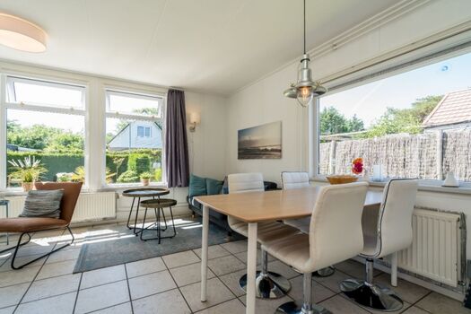 Die Essecke und offene Küche