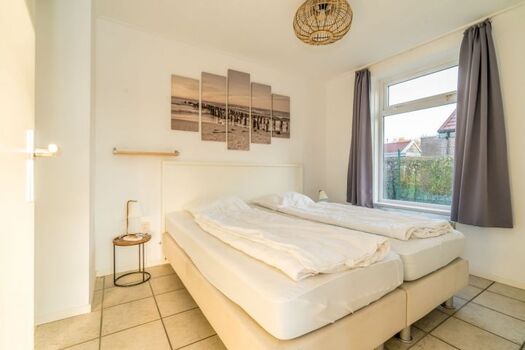 Schlafzimmer 1 mit 2 Einzelboxspringbetten