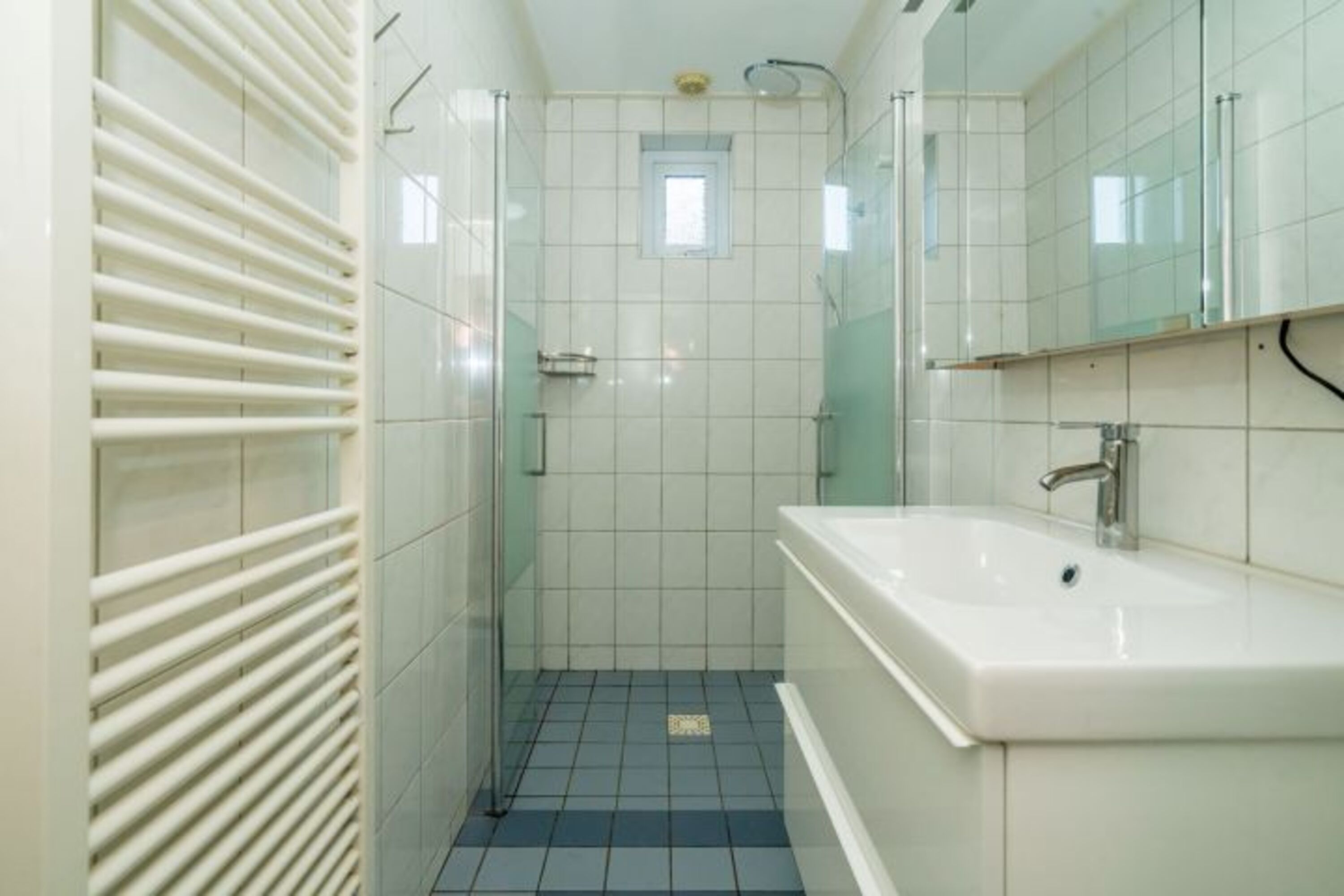 Badezimmer mit Dusche und Waschbecken