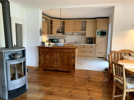 offene Küche mit Zugang zum Balkon