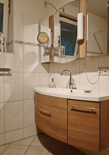 Badezimmer mit ebenerdiger Dusche