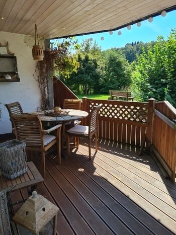 Überdachter Südbalkon mit Zugang zum Garten 